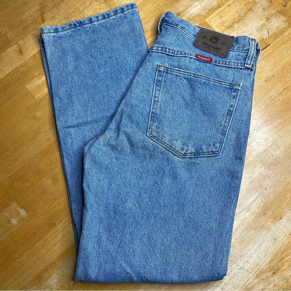 Vintage Wrangler Jeans with red tab label above pocket, light wash